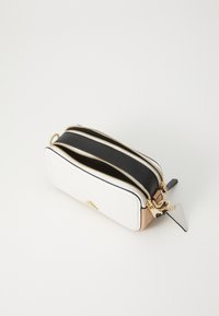 Portafoglio con cerniera in pelle bianca, nera e beige. Presenta dettagli in oro, doppi scomparti e un'etichetta a triangolo.