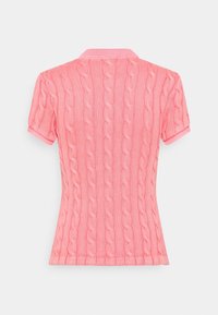 Różowa dzianinowa koszulka polo z teksturowanym wzorem warkocza, krótkimi rękawami i klasycznym kołnierzem. Dół wykończony ściągaczem.