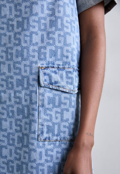 GCDS MONOGRAM POCKETS DRESS - Τζιν φόρεμα - light blue