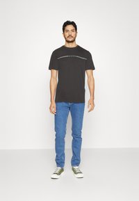 TOM TAILOR CREW NECK - Apdrukāts T-krekls - tarmac grey