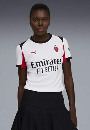 Hvid kortærmet trøje med røde og sorte detaljer. Har teksten og logoet "Emirates Fly Better". Letvægts og åndbart stof.