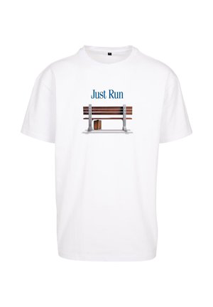 Witte katoenen t-shirt met een grafisch ontwerp van een houten bank met een koffer, en de tekst "Just Run" in het blauw boven het ontwerp.