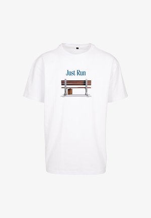 Bílá bavlněná tričko se zobrazením dřevěné lavice s kufrem a textem "Just Run" v modré barvě nad designem.