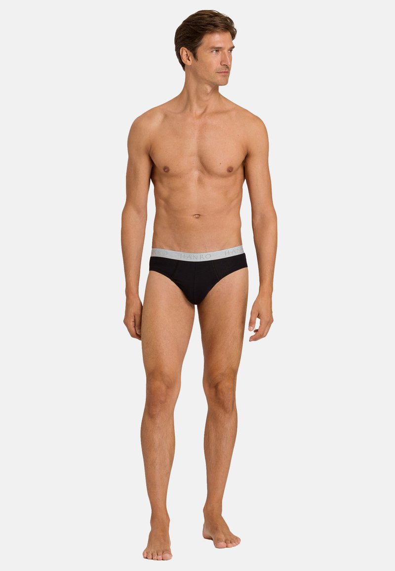 Černé pánské boxerky s šedým elastickým pasem s názvem značky. Měkká tkanina, přiléhavý střih a klasický design pro pohodlí.