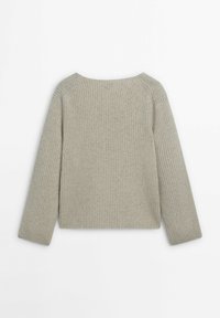 Pull en maille côtelée beige avec manches longues et encolure large, présenté à plat de dos sur un fond blanc.