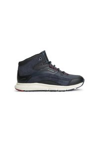 Αδιάβροχο sneaker με ψηλό πάνω μέρος σε ναυτικό μπλε και μαύρο, με λευκή σόλα, κόκκινες και ναυτικές κορδόνια και λογότυπο "Hilfiger" στο πλάι.