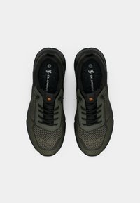 Črni in temno zeleni športni copati s mrežastim zgornjim delom, z vezalkami, oblazinjenim ovratnikom in teksturirano podplatom za oprijem. Oznaka velikosti 41.