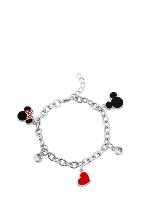 Bracciale in argento con tre charm: testa di Topolino nera, cuore rosso e cristallo trasparente. Texture metallica liscia con dettagli in smalto.
