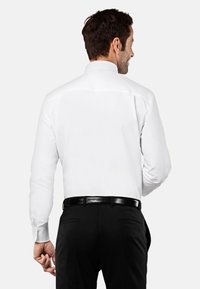 Witte lange mouw herenhemden met een klassieke kraag, een soepele textuur en knoopmanchetten, in combinatie met zwarte zakelijke broeken en een glanzende riem.
