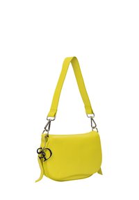Gelbe Leder-Crossbody-Tasche mit geschwungenem Design, verstellbarem Gurt, silbernen Beschlägen und einem dekorativen schwarzen Anhänger an der Seite.