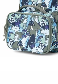 Bolsa de almuerzo aislante con un patrón de bosque en azul y verde, que presenta árboles, animales y flores, además de un cierre y un asa grises.