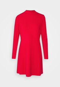 Robe longue rouge à manches longues en tissu côtelé, dotée d'un col haut et d'une silhouette évasée. Texture lisse, longueur au genou, détails minimalistes.