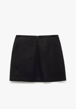 Gonna nera con un motivo testurizzato, caratterizzata da una silhouette dritta e una zip invisibile sul retro. Nessun abbellimento o accento visibile.