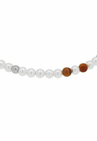 Collar con perlas blancas redondas, intercaladas con una perla plateada y dos marrones, que exhiben una textura lisa y una forma uniforme.