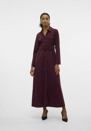 Abito lungo bordeaux con maniche lunghe, colletto a camicia, bottoni anteriori, due tasche sul petto e una cintura coordinata; realizzato in un tessuto morbido.
