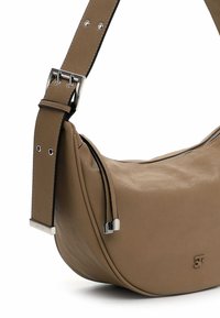 Borsa a spalla in pelle marrone con forma curvata, dotata di una fibbia in metallo argentato e cerniera, cuciture dettagliate e logo impresso.