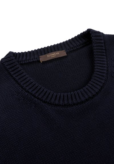 Suéter de punto azul marino con cuello redondo acanalado. Cuenta con una textura suave y una etiqueta que dice "Slowear Zanone" en el cuello.