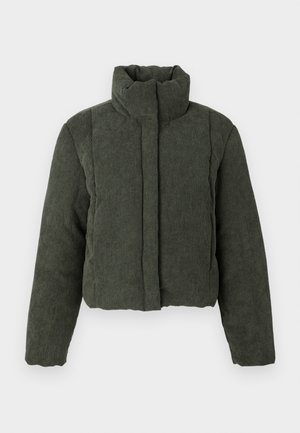 Tamsiai žalia, paminkštinta kordūroja striukė su aukštu apykakle ir ilgomis rankovėmis, priekyje užsegama užtrauktuku, paslėptu po audinio sklende.