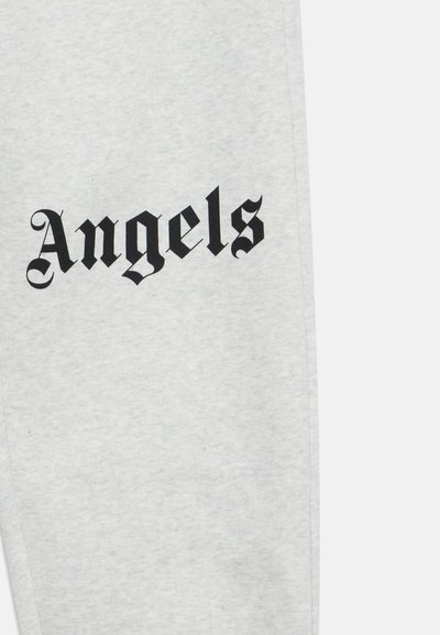 Ανοιχτό γκρι ύφασμα με τη μαύρη λέξη "Angels" τυπωμένη σε γοτθική γραμματοσειρά στην επιφάνεια.