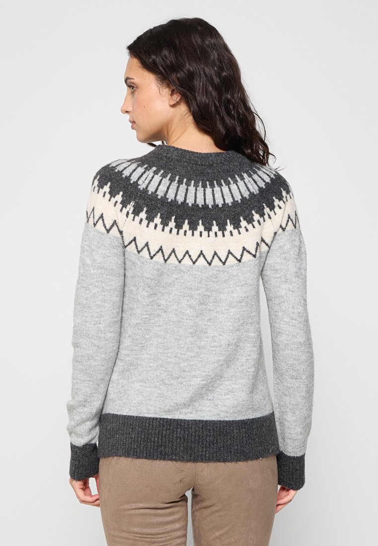 Jasnoszary sweter z ciemno- i jasno-szarym wzorem na karczku, z prążkowanymi mankietami i dołem, wykonany z miękkiego dzianinowego materiału.