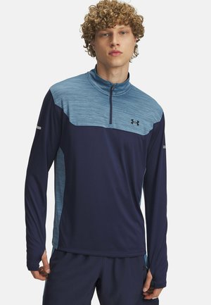 Marineblaues langärmliges Sportoberteil mit einem hellblauen strukturierten Einsatz und Reißverschlusskragen. Mit reflektierenden Akzenten an den Ärmeln und dem Logo auf der Brust.