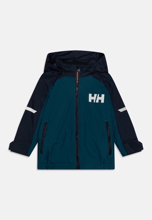 Chaqueta cortaviento en tonos azul marino y verde azulado con capucha, que presenta franjas plateadas de acento, un cierre frontal y un logo en el pecho. Dos bolsillos con cremallera.