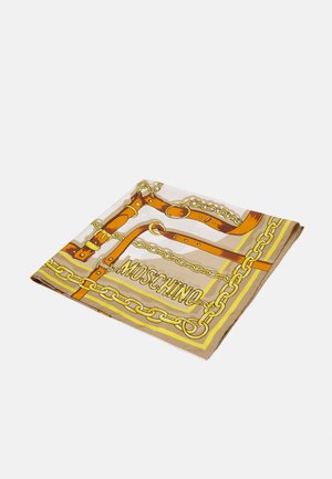 Écharpe en soie avec un motif multicolore comprenant des chaînes et des sangles. Le motif présente des tons audacieux de jaune et de marron avec le texte "Moschino".