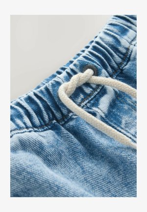 Svetlo modri denim kratke hlače z elastičnim pasom z naborki in bež vrvico za zategovanje. Vključuje kovinsko obrobo na luknji.