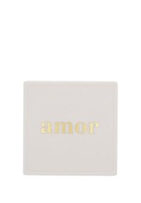 Scatola quadrata beige con la scritta "amor" in rilievo con lettere dorate; texture liscia; design minimalista senza ulteriori motivi o accenti.