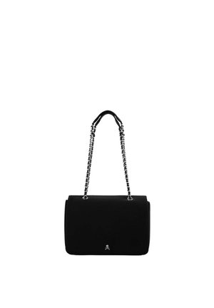 Bolso rectangular negro con asas de cadena plateada y pequeño emblema de calavera y huesos cruzados en el centro delantero.