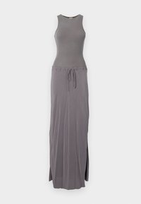 Robe maxi sans manches grise, corps ajusté, taille à cordon, tissu fluide avec fentes sur les côtés, texture lisse, design simple.