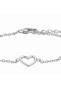Bracciale in argento con charm a forma di cuore aperto. La catena presenta anelli lucidati, e l'accento a forma di cuore è liscio con una finitura lucida.