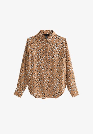 Koszula z długim rękawem w kolorze camel z nieregularnym nadrukiem lamparta w kolorze białym i czarnym, z zapięciem na guziki z przodu i ostrogowym kołnierzykiem.