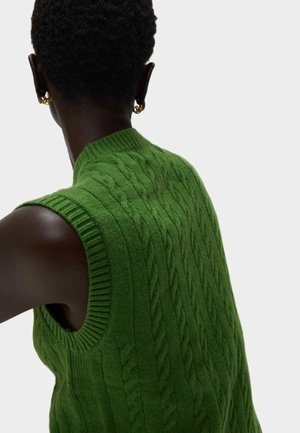 Pull sans manches en tricot torsadé vert avec un motif texturé, un col et des emmanchures côtelés, offrant un design doux et décontracté.