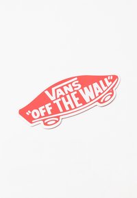 Autocollant rouge en forme de skateboard avec le texte "VANS 'OFF THE WALL'" en blanc, avec une surface lisse et des bords arrondis.