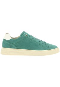 Groene suede sneakers met een beige rubberen outsole en vetersysteem. Bevat een witte hieltab en subtiele stikseldetails.