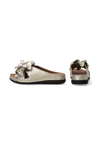 Metallisch goldene Riemchensandalen mit einer großen Schleife vorne, offenen Seiten und einer strukturierten schwarzen Gummisohle. Obermaterial aus Leder mit Nahtdetails.