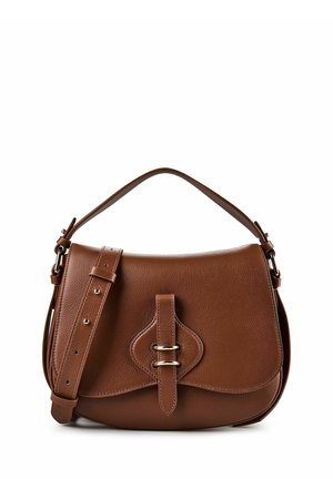 Braune Lederhandtasche mit einer geschwungenen Klappe, einem Gürtelriemen mit zwei Metallringen und einem verstellbaren Schulterriemen auf weißem Hintergrund.