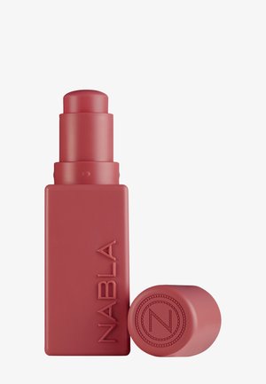 Rouge à lèvres mat couleur rose profond avec base rectangulaire étiquetée NABLA et un capuchon rond avec la lettre Z sur le dessus.