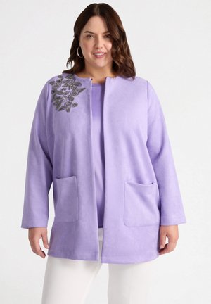 Cardigan lungo a maniche lunghe di colore viola chiaro con finitura opaca, con decorazioni floreali sulla spalla e due tasche anteriori.