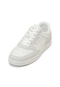 Sneaker bianco realizzato in pelle e suede. Presenta perforazioni, lacci piatti e un patch con logo sulla linguetta. Design minimalista.