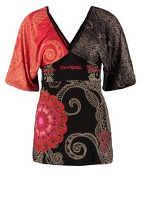 Top negro con secciones en rojo y gris con patrones. Presenta un escote en V, mangas cortas acampanadas, diseños florales y de paisley intrincados, y acentos de texto.