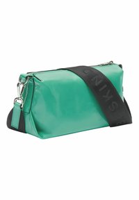 Kleine, rechteckige, glänzende türkisfarbene Handtasche mit verstellbarem schwarzen Schulterriemen, geprägt mit Text und silberner Hardware.