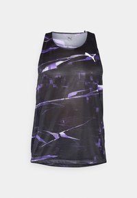 Camiseta sin mangas deportiva en negro y púrpura con patrones abstractos, escote redondo y tejido transpirable. Presenta el logo de PUMA en el pecho.