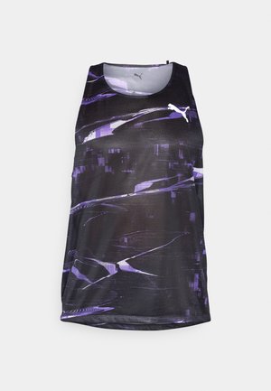 Camiseta sin mangas deportiva en negro y púrpura con patrones abstractos, escote redondo y tejido transpirable. Presenta el logo de PUMA en el pecho.