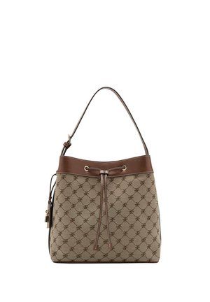 Sac seau beige à motifs avec garniture en cuir marron, bandoulière réglable et fermeture par cordon en haut au centre.