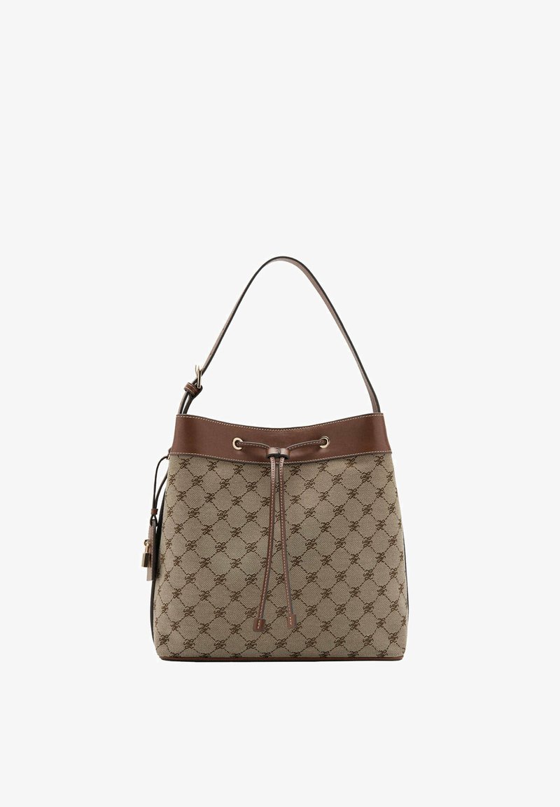 Sac seau beige à motifs avec garniture en cuir marron, bandoulière réglable et fermeture par cordon en haut au centre.