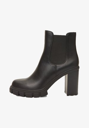 Boots negre din piele până la gleznă, cu panouri elastice pe laterale, toc chunky și talpă robustă. Prezintă o textură netedă și o siluetă elegantă.
