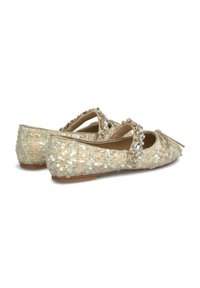 Bailarinas en dorado claro con adornos de lentejuelas, puntera redondeada y una tira decorativa en el empeine con acentos de cristal.