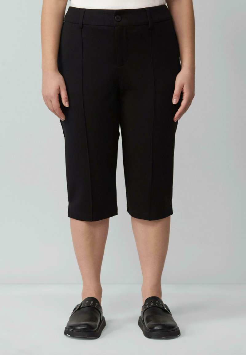 Zwarte knielange broek van een gladde stof, met een naad aan de voorkant, een knoopsluiting en insteekzakken aan de zijkanten.